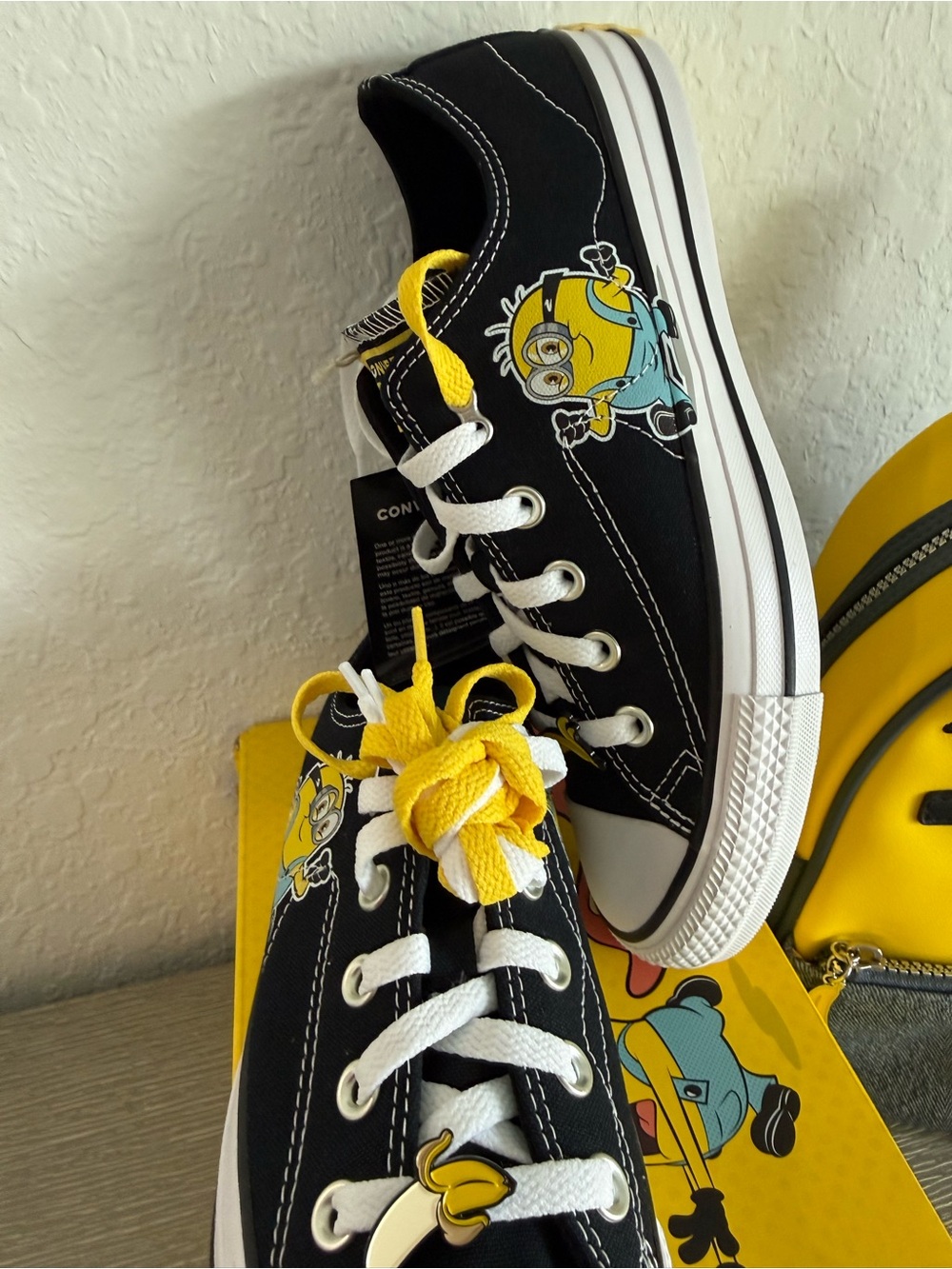 New Womens Sz 8 Converse Black & Yellow Minion Shoes with Minion Backpack - Picture 5 of 9